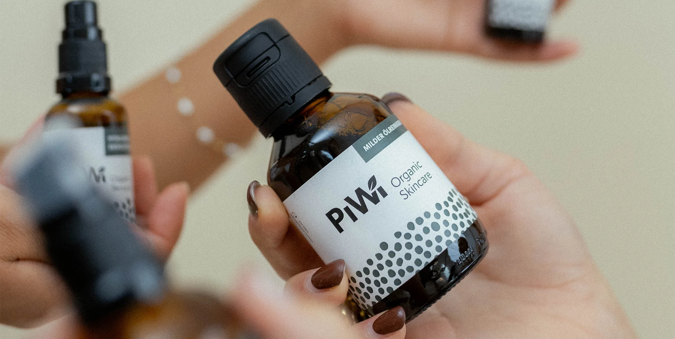 Mehrere Haende halten unterschiedliche Piwi Kosmetikprodukte fest in Nahaufnahme.